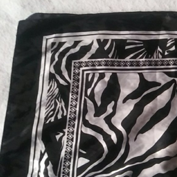 Scarf shirt/dress black and white animal stripe - Picture 6 of 8